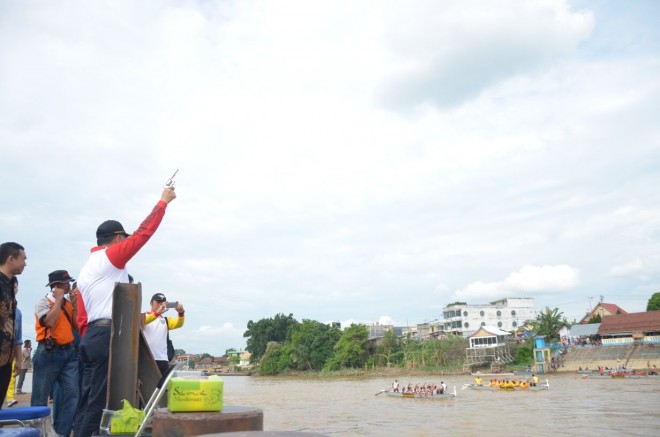 Walikota membuka start lomba pacu perahu